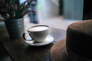 taza de café en una mesa en un café