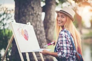 hermosa niña haciendo un dibujo en el parque foto