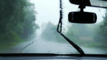 vista frontal do carro com limpador se movendo sob forte chuva video