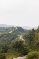 carreteras con curvas en una montaña en tailandia foto