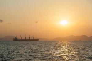 grandes buques de carga en el mar foto