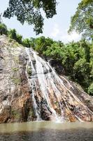 cascada en koh samui, tailandia foto