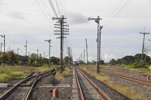 ferrocarril y postes foto