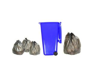 bote de basura azul con bolsas de basura
