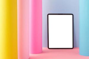 maqueta de tableta sobre fondo de colores