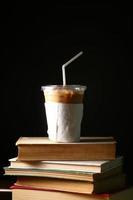 café helado en libros foto