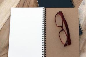 cuaderno y gafas foto