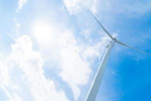 turbina eólica para generar electricidad en tailandia foto