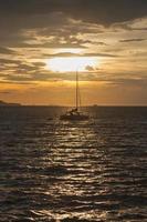 velero en el mar en tailandia foto