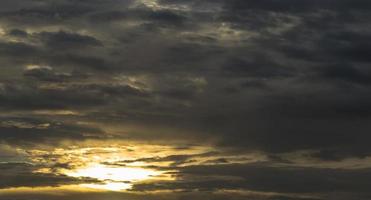 atardecer cielo y sol foto