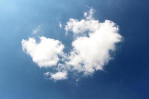 nube blanca en el cielo foto