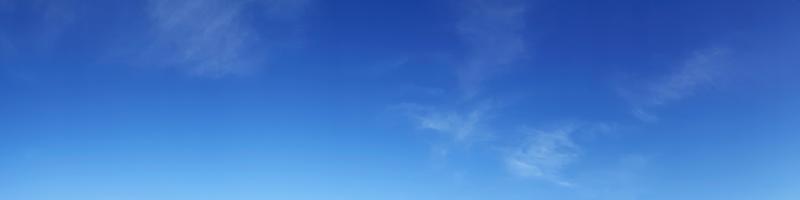 cielo con nubes en un día soleado foto