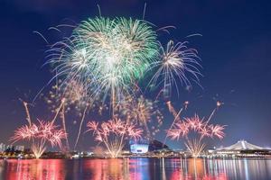 hermosos fuegos artificiales del día nacional de singapur foto