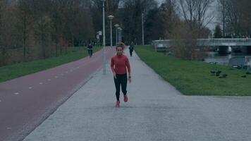 Joven negra, haciendo ejercicio físico, goteando en el mismo lugar, comienza a correr rápido hacia la cámara video