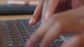 Cerca de los dedos del hombre negro maduro, escribiendo en el portátil video