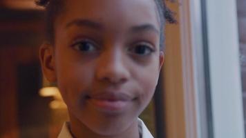 primo piano di ragazza nera, guardando nella telecamera, sorridente video