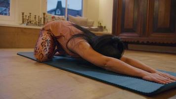femme asiatique, pratiquer, enfant, pose, yoga video