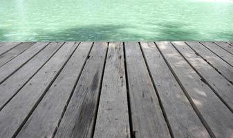 muelle cerca del agua foto