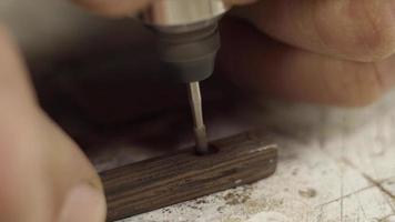 carpintero calza madera con un taladro. con audio. video