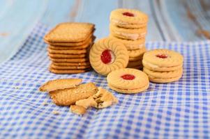 galletas sandwich con crema de fresa foto