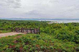 el mar, el cielo y el frondoso bosque en tailandia foto