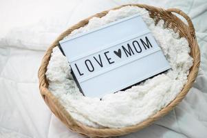 canasta de madera con tela y letrero de amor mamá foto