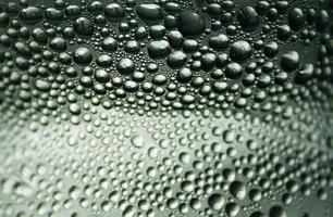 gotas de agua sobre el vidrio por la noche foto