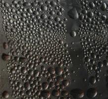 gotas de agua en la ventana por la noche foto