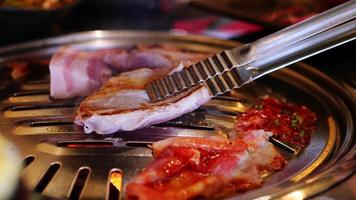close-up van mensen grill barbecue vlees video