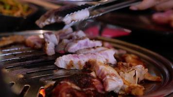 carne de porco saborosa sendo grelhada em uma frigideira. video