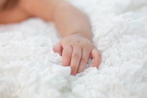 La mano del bebé recién nacido con enfoque selectivo foto