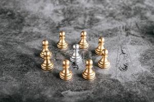 piezas de tablero de ajedrez de oro y plata