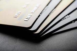 tarjetas de crédito apiladas juntas foto