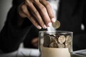 empresario dando donación de dinero a la caridad foto