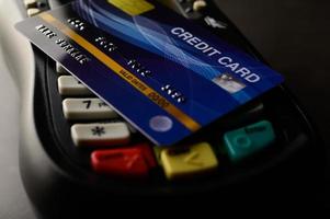 tarjetas de crédito colocadas en la máquina de tarjetas de crédito foto
