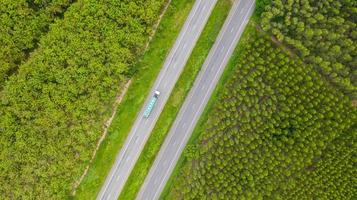 Vista aérea de un camión en una carretera. foto