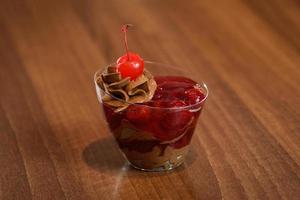 postre de mousse de chocolate con cerezas foto