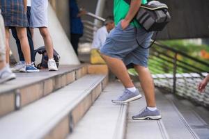 gente subiendo escaleras foto