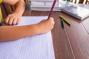 joven estudiante haciendo tarea foto