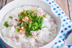 gachas de arroz en un tazón foto