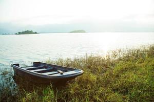 barco a la orilla del lago foto