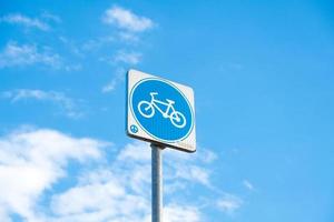 señal de bicicleta y cielo azul foto