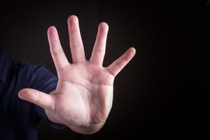 número cinco en lenguaje de señas o mano prohibida
