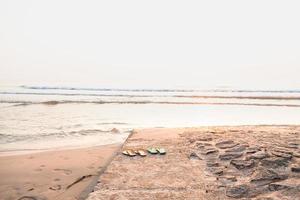 chanclas en la playa foto