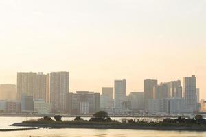 paisaje urbano de tokio al atardecer foto