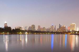 rascacielos de bangkok en la noche foto