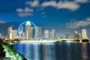 paisaje urbano de Singapur en la noche foto