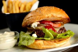 Close-up de hamburguesa con papas fritas foto