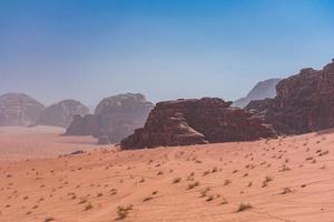 Montañas rojas del desierto de Wadi Rum en Jordania foto