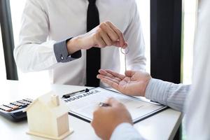 persona de negocios firmando un contrato foto